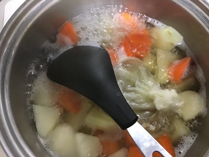 野菜の皮も入れてダシを取る