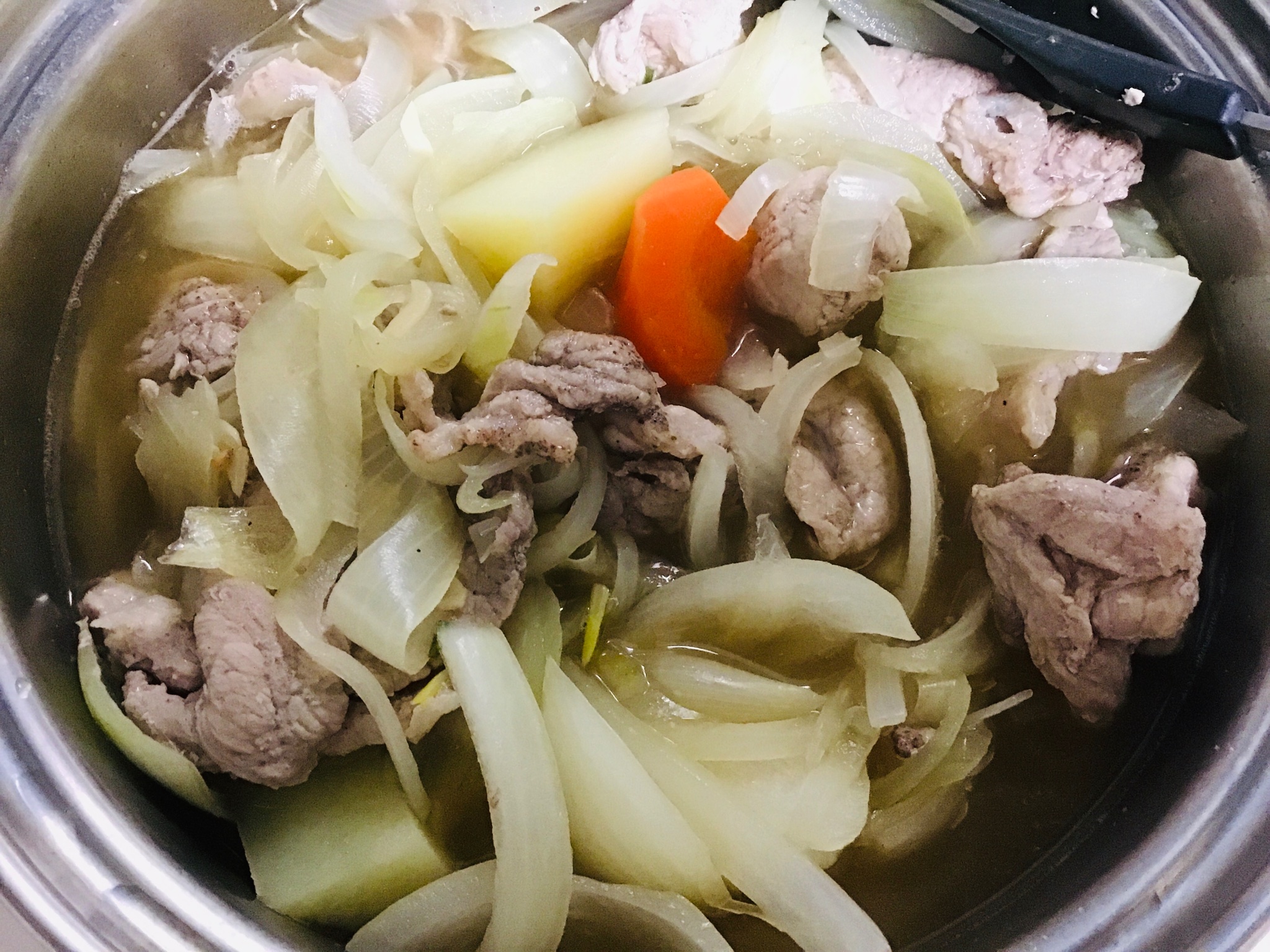 炒めた肉とタマネギを煮た野菜に追加